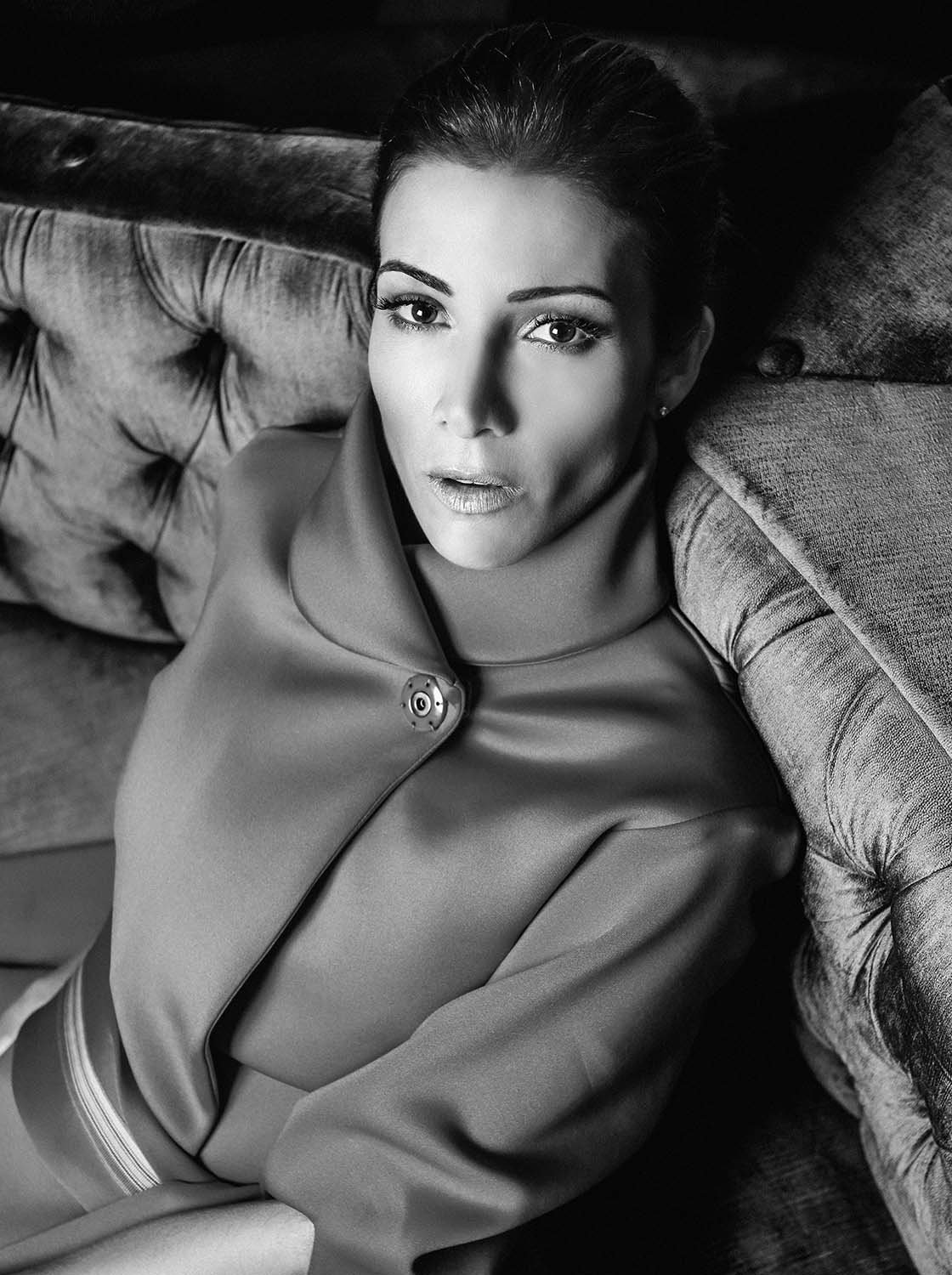 virginia troconis fotografia editorial celebrities para revista hola dondykriga estudio madrid classic black and white photo of virginia troconis sitting on a sofa