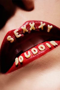labios rojos con letras de pastina con la palabra sexxxy boudoir por dondykriga